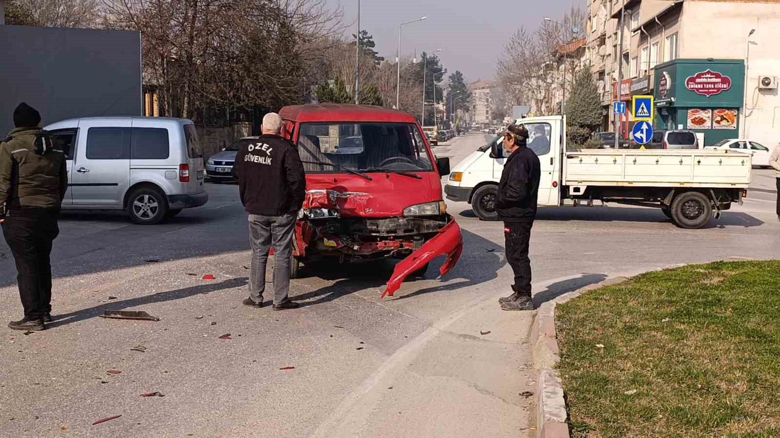 bursada trafik kazasi 3 yarali 0 vb2wwDNM