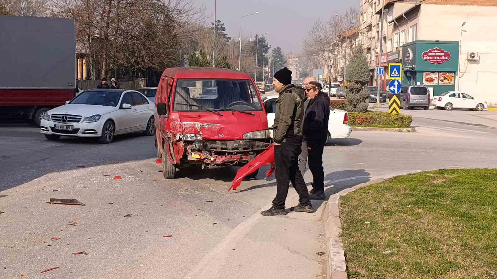 bursada trafik kazasi 3 yarali 2 CSB5JE7w