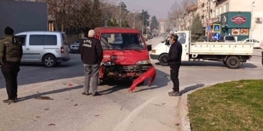 bursada-trafik-kazasi-3-yarali-LbWdS8bO.jpg