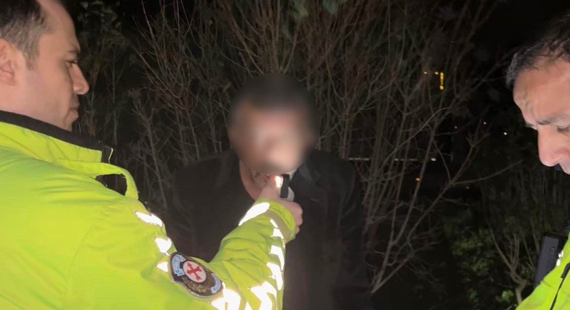 bursada trafik polisinin tuvaleti gelen alkollu surucuyle imtihani 4 UWttCV2B