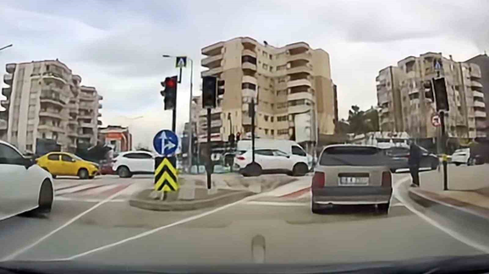 bursada trafikte kameraya yansiyan kucuk jest yurekleri isitti 0 JtcHJ5c8