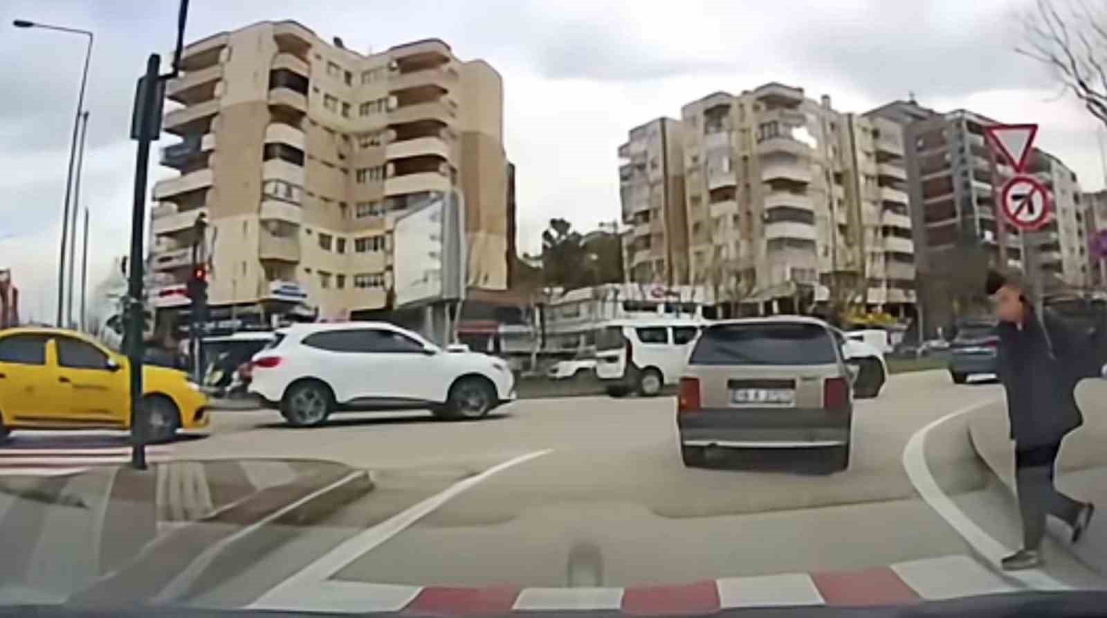 bursada trafikte kameraya yansiyan kucuk jest yurekleri isitti 1 uyw7hHCt