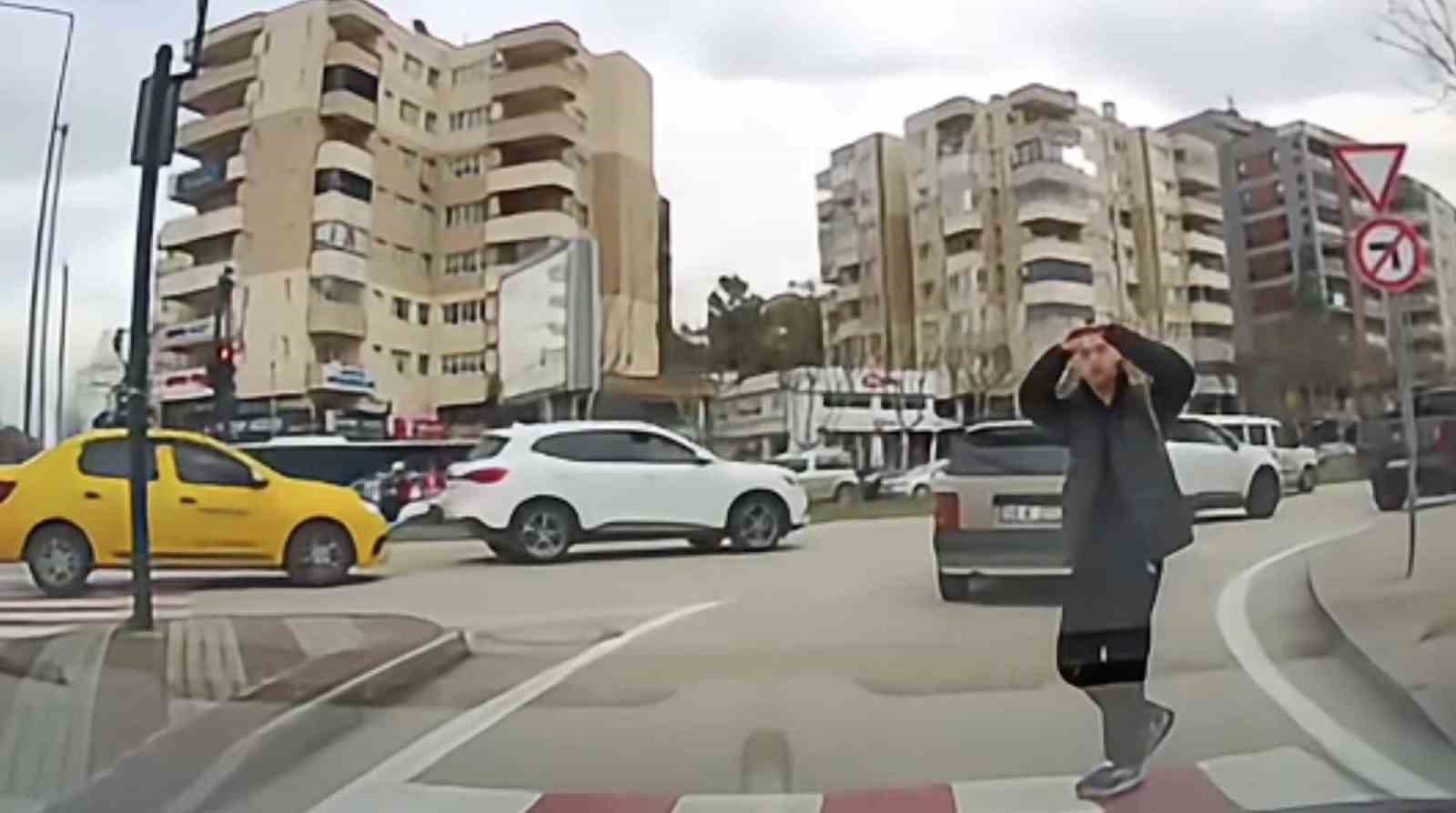 bursada trafikte kameraya yansiyan kucuk jest yurekleri isitti 2 UUhvpgHl