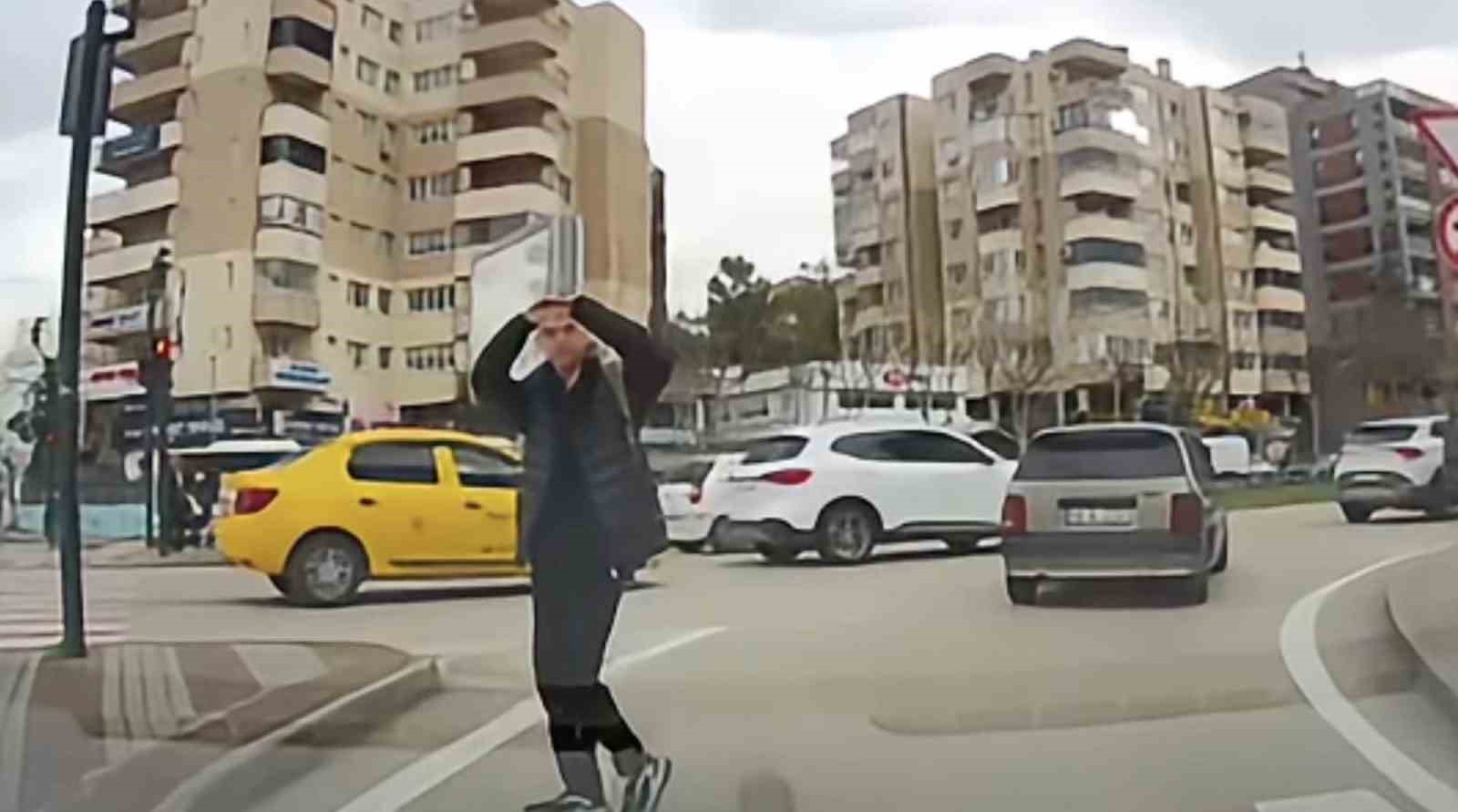 bursada trafikte kameraya yansiyan kucuk jest yurekleri isitti 3 iTFlvj4H