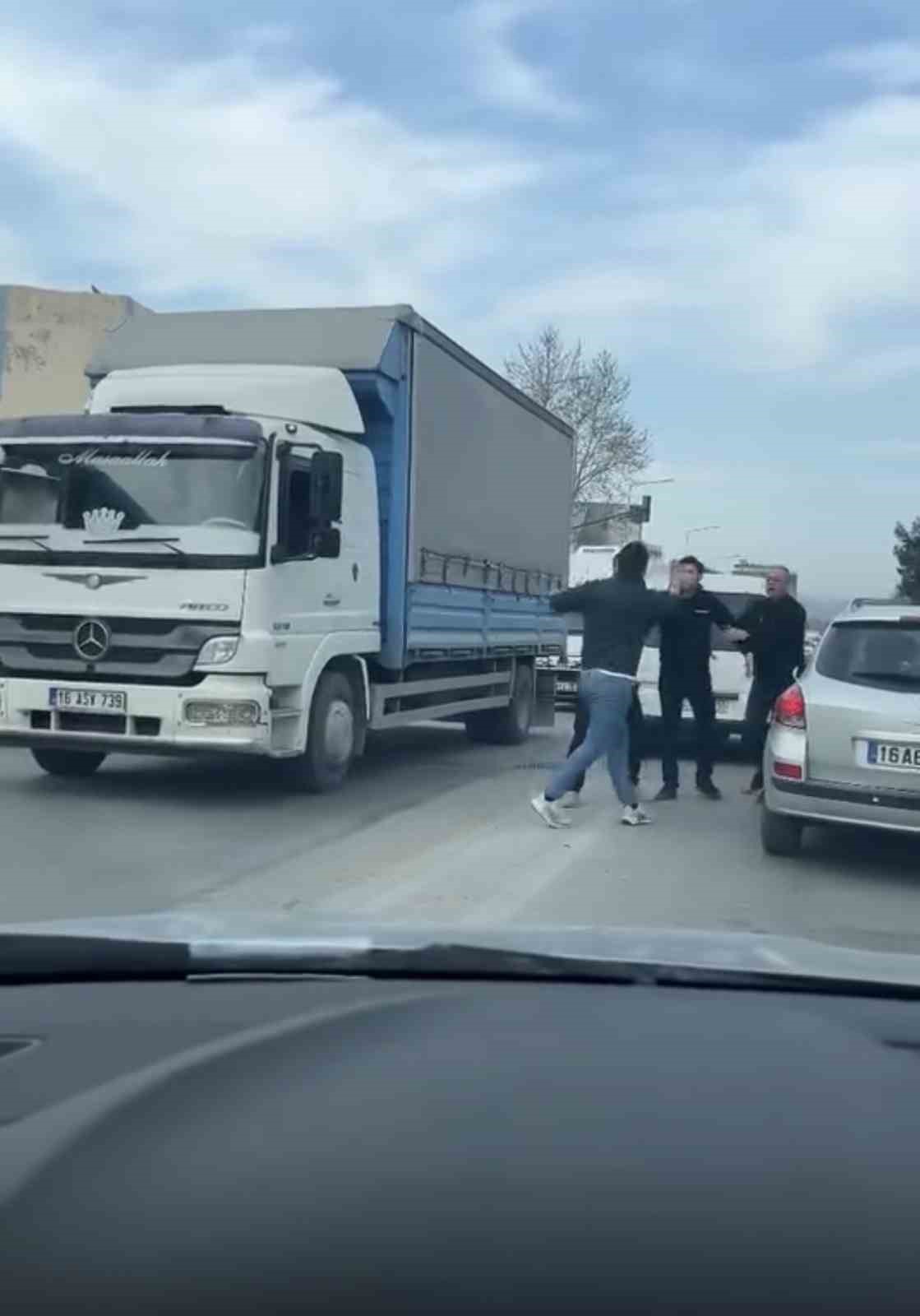 bursada trafikte kavga suruculer birbirine girdi 1 ia73Ups4