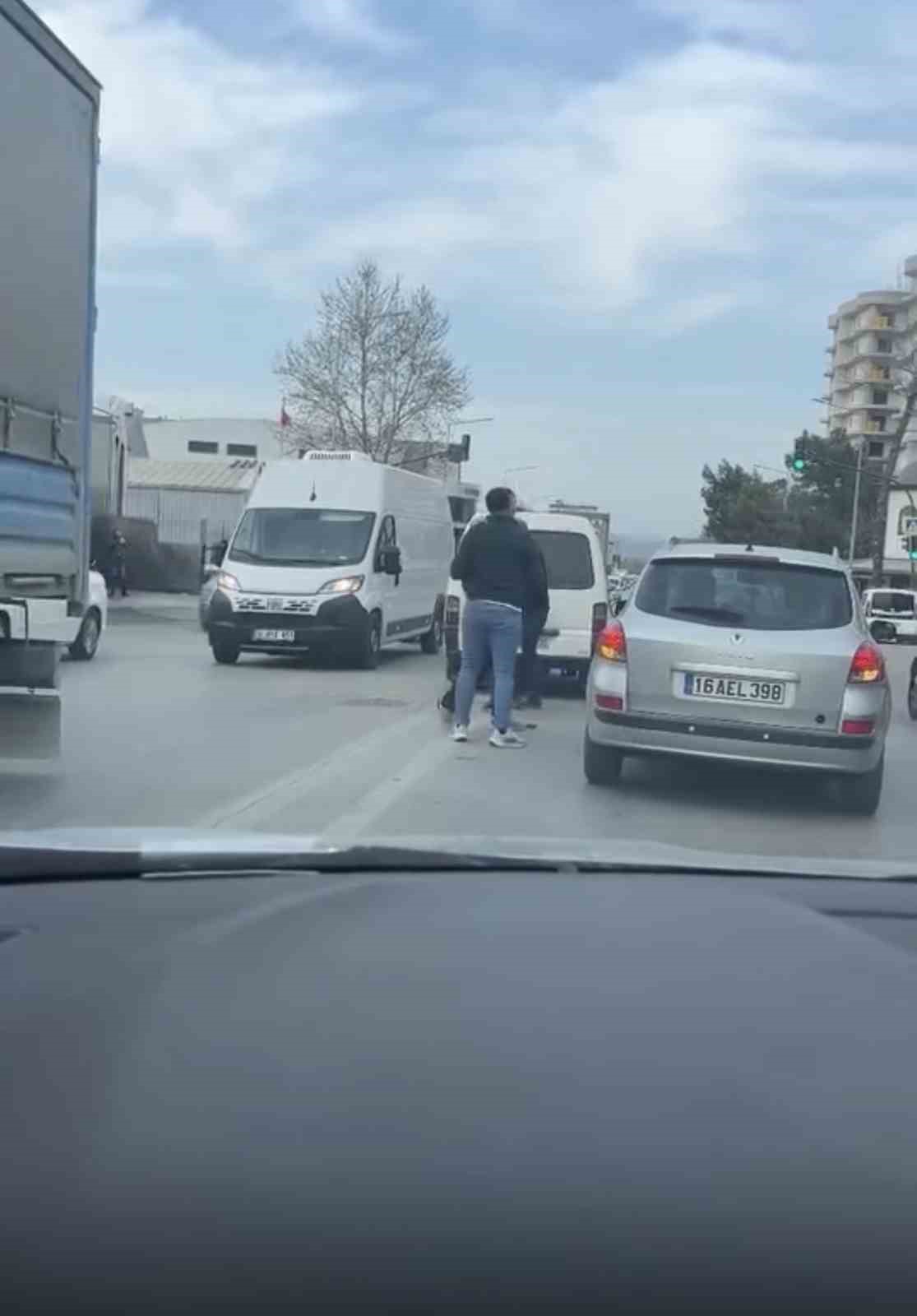 bursada trafikte kavga suruculer birbirine girdi 2 WWWcZu4m
