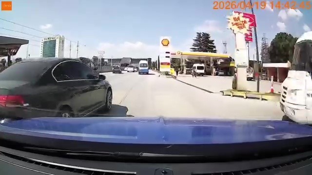 bursada trafikte tehlikeli anlar makas atan surucu kazaya davetiye cikardi 1 sjJbJbTP