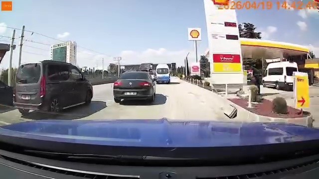 bursada trafikte tehlikeli anlar makas atan surucu kazaya davetiye cikardi 3 bsq83YMh