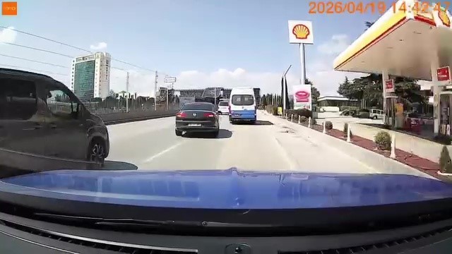 bursada trafikte tehlikeli anlar makas atan surucu kazaya davetiye cikardi 4 4RP8NyfU