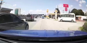 bursada-trafikte-tehlikeli-anlar-makas-atan-surucu-kazaya-davetiye-cikardi-aYc52ZK8.jpg