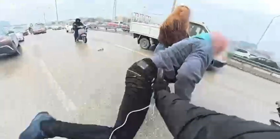 bursada trafikte ucan tekmeli kavga 1 vcpB6KDZ