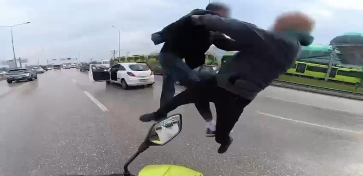 bursada trafikte ucan tekmeli kavga 2 KOQp4zgQ