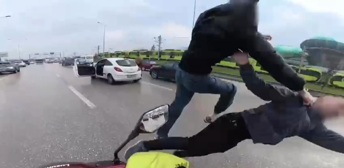 bursada trafikte ucan tekmeli kavga 3 rYVpprwJ