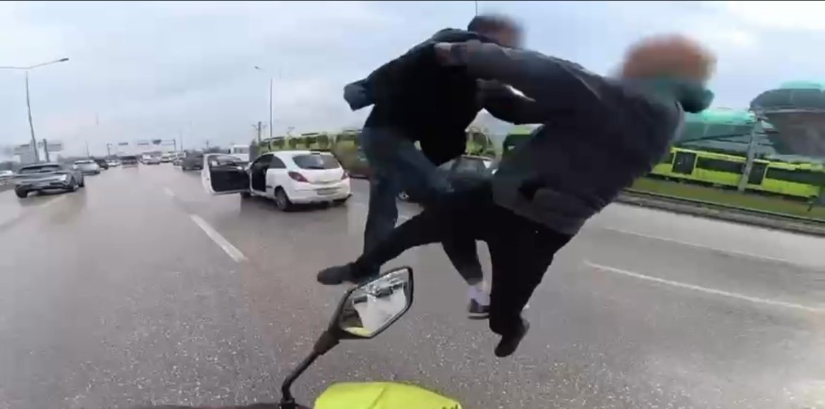 bursada trafikte ucan tekmeli kavga 4 21Kz5ESS