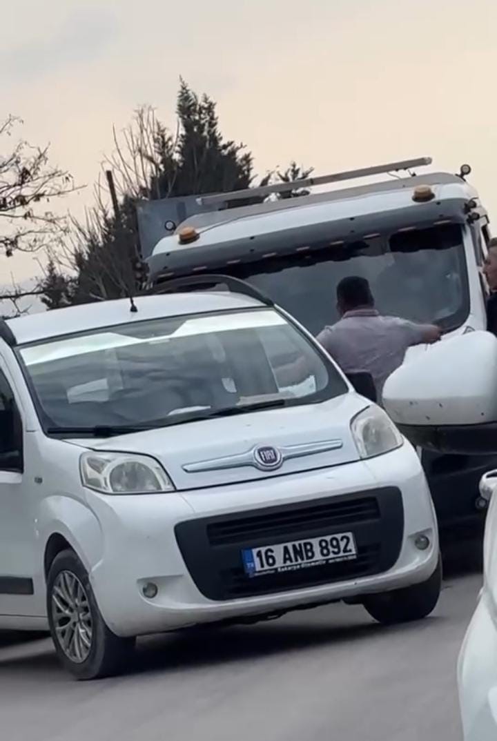 bursada trafikte yol verme kavgasi kamerada 1 RjDbTVHh