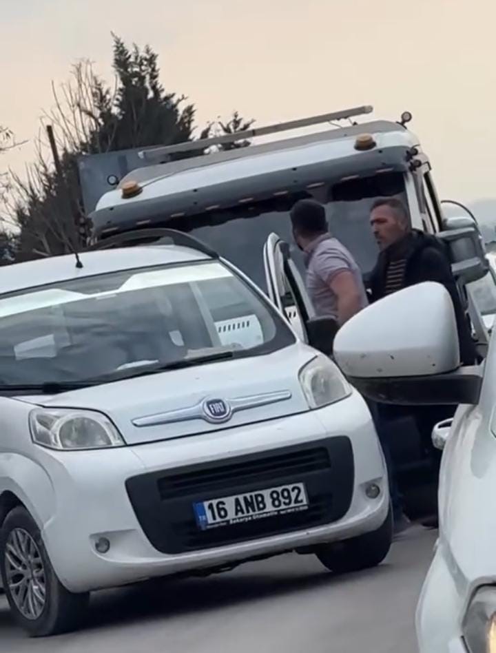 bursada trafikte yol verme kavgasi kamerada 2 TZsAvAA8
