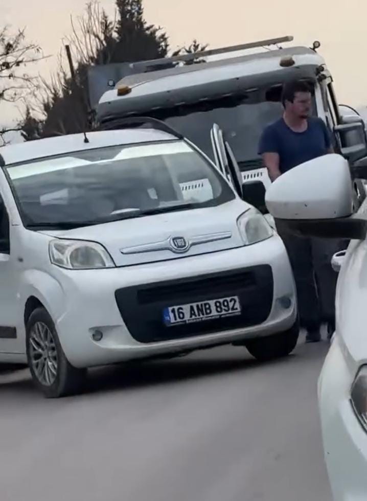 bursada trafikte yol verme kavgasi kamerada 3 G128QMFJ