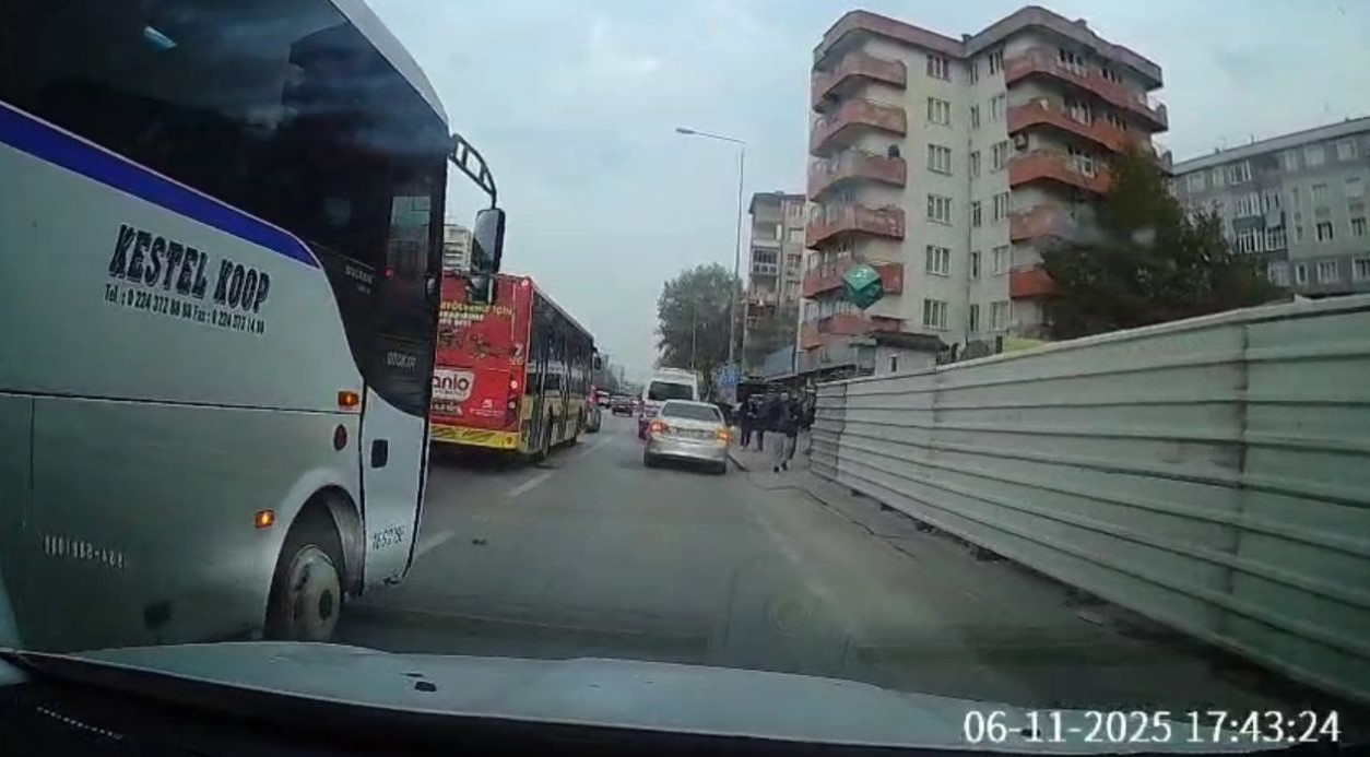 bursada trafikte yol verme tartismasi kamerada 0 OY3kkfiy