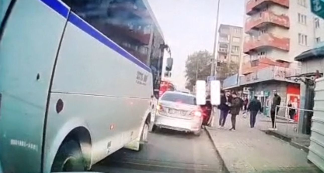 bursada trafikte yol verme tartismasi kamerada 2 ciK5zrwd