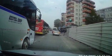 bursada-trafikte-yol-verme-tartismasi-kamerada-DSeHe58w.jpg