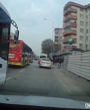 bursada-trafikte-yol-verme-tartismasi-kamerada-DSeHe58w.jpg
