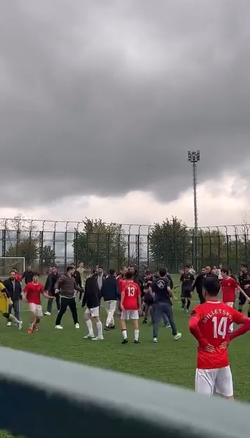 Bursa’da U16 maçında yumruklar konuştu 1 bursada u16 macinda yumruklar konustu 0 gydnYM1k