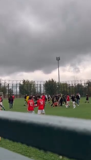 Bursa’da U16 maçında yumruklar konuştu 5 bursada u16 macinda yumruklar konustu 1 SU9gfHsF