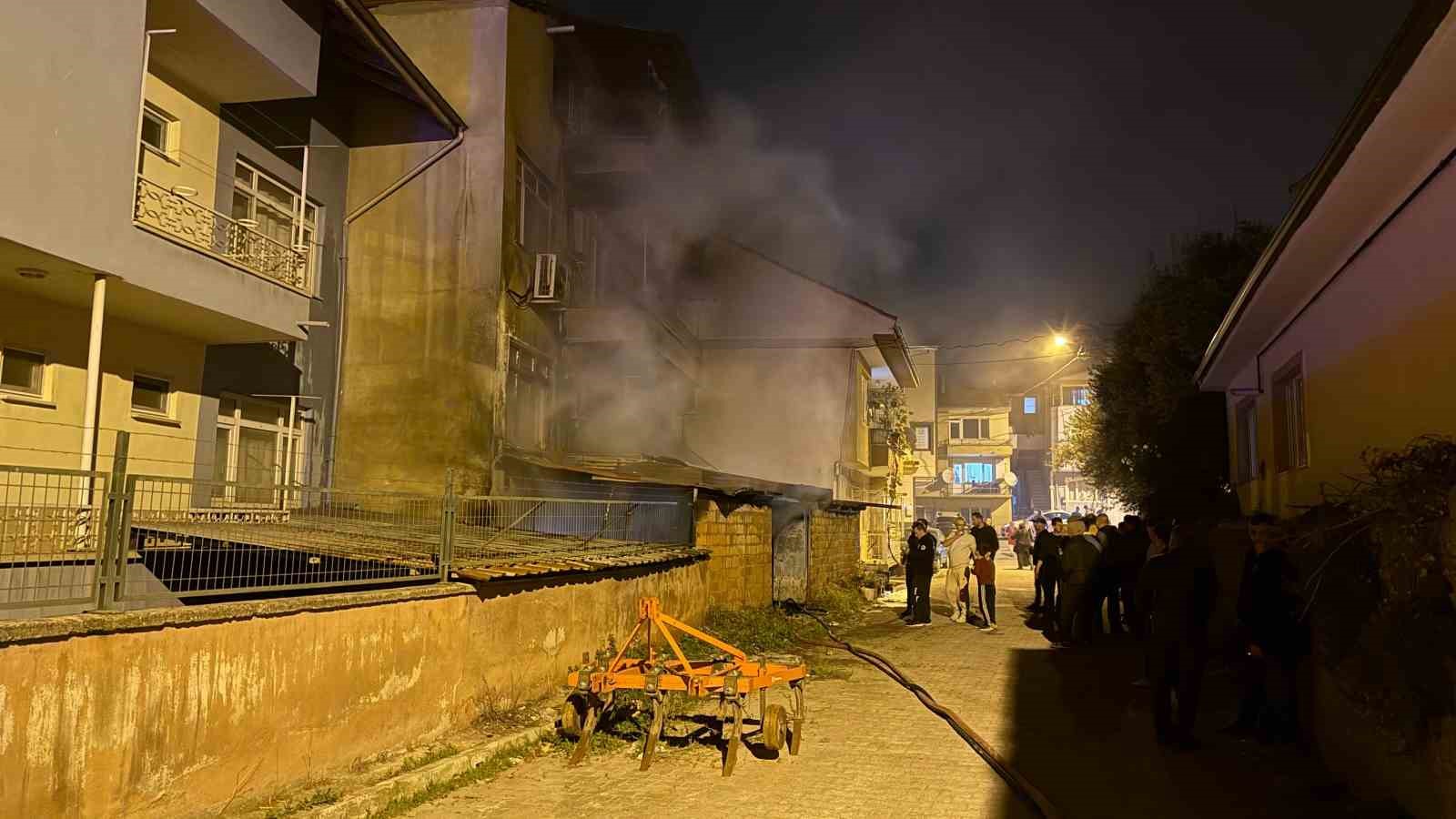 bursada uc katli binada cikan yangin panige neden oldu 3 hMOCqUcO