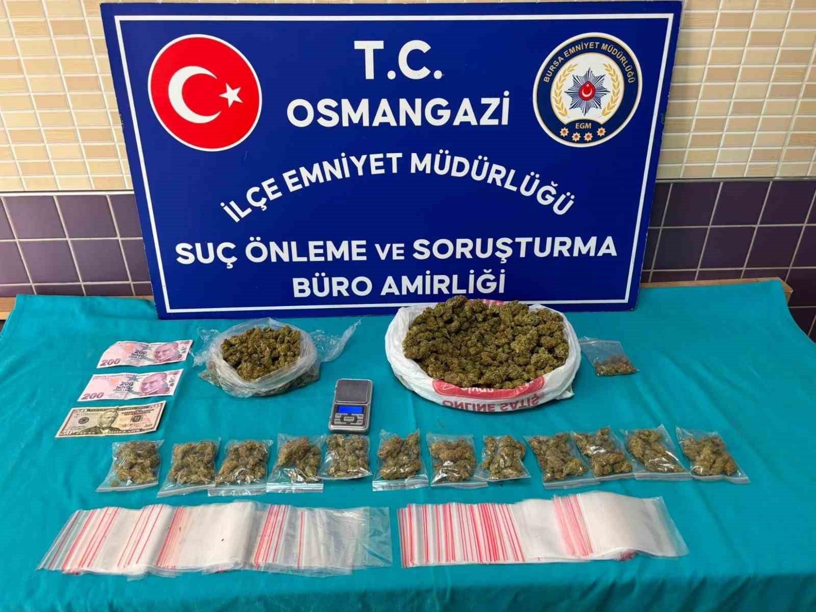 Bursa’da uyuşturucu operasyonu: 1 kiloya yakın esrar ele geçirildi, 4 şüpheli yakalandı 4 bursada uyusturucu operasyonu 1 kiloya yakin esrar ele gecirildi 4 supheli yakalandi 0 ZXdqijaq