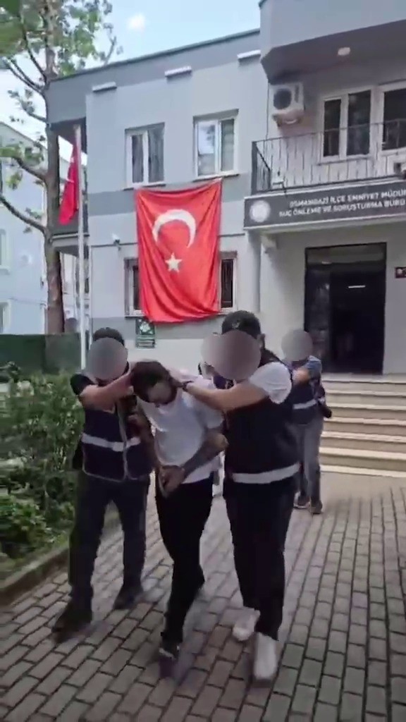 Bursa’da uyuşturucu operasyonu: 1 kiloya yakın esrar ele geçirildi, 4 şüpheli yakalandı 7 bursada uyusturucu operasyonu 1 kiloya yakin esrar ele gecirildi 4 supheli yakalandi 3 pBZSllFC