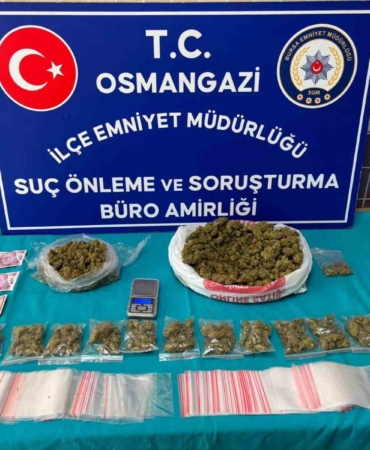bursada-uyusturucu-operasyonu-1-kiloya-yakin-esrar-ele-gecirildi-4-supheli-yakalandi-LSJXvtMr.jpg