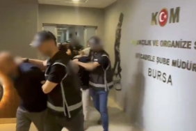 Kendisinden ucuza karpuz satan rakiplerine kızarak 3 pazarcının aracının camını kırdı 1 thumbnail