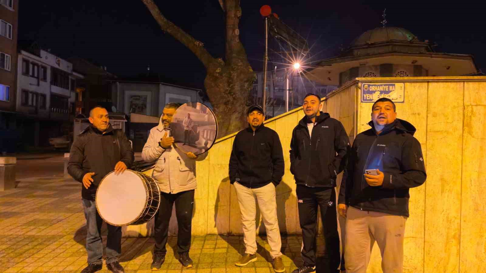bursada vatandaslar ilahiler ve beyitlerle sahura kalkti 1 NQXQcimU