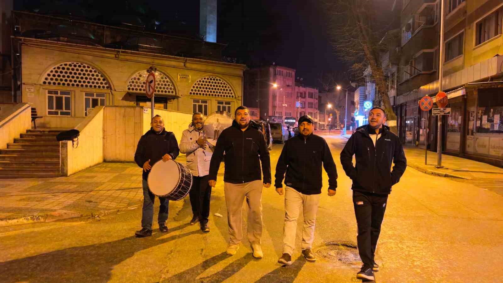 bursada vatandaslar ilahiler ve beyitlerle sahura kalkti 4 PWNKM12O