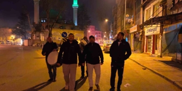 bursada-vatandaslar-ilahiler-ve-beyitlerle-sahura-kalkti-75CSSzrD.jpg