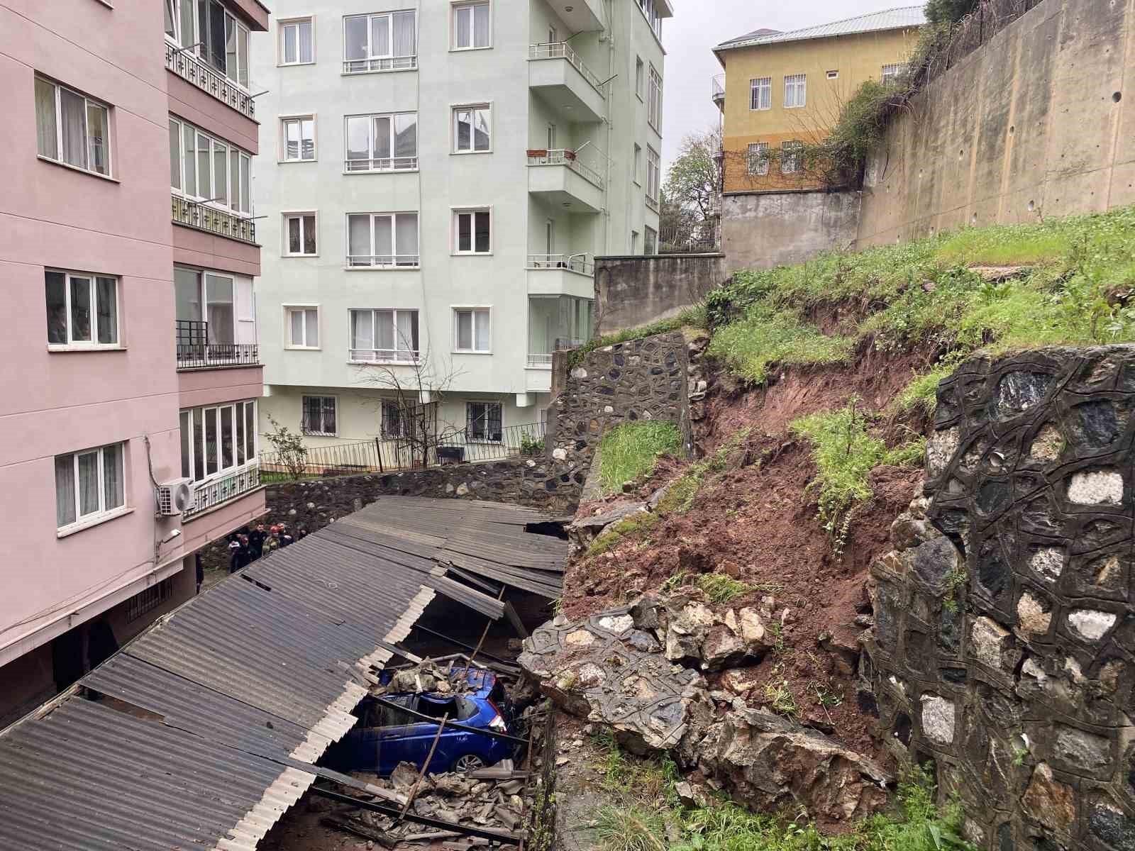 bursada yagisla istinat duvari coktu 3 luks otomobil zarar gordu 1 4ET74e1y