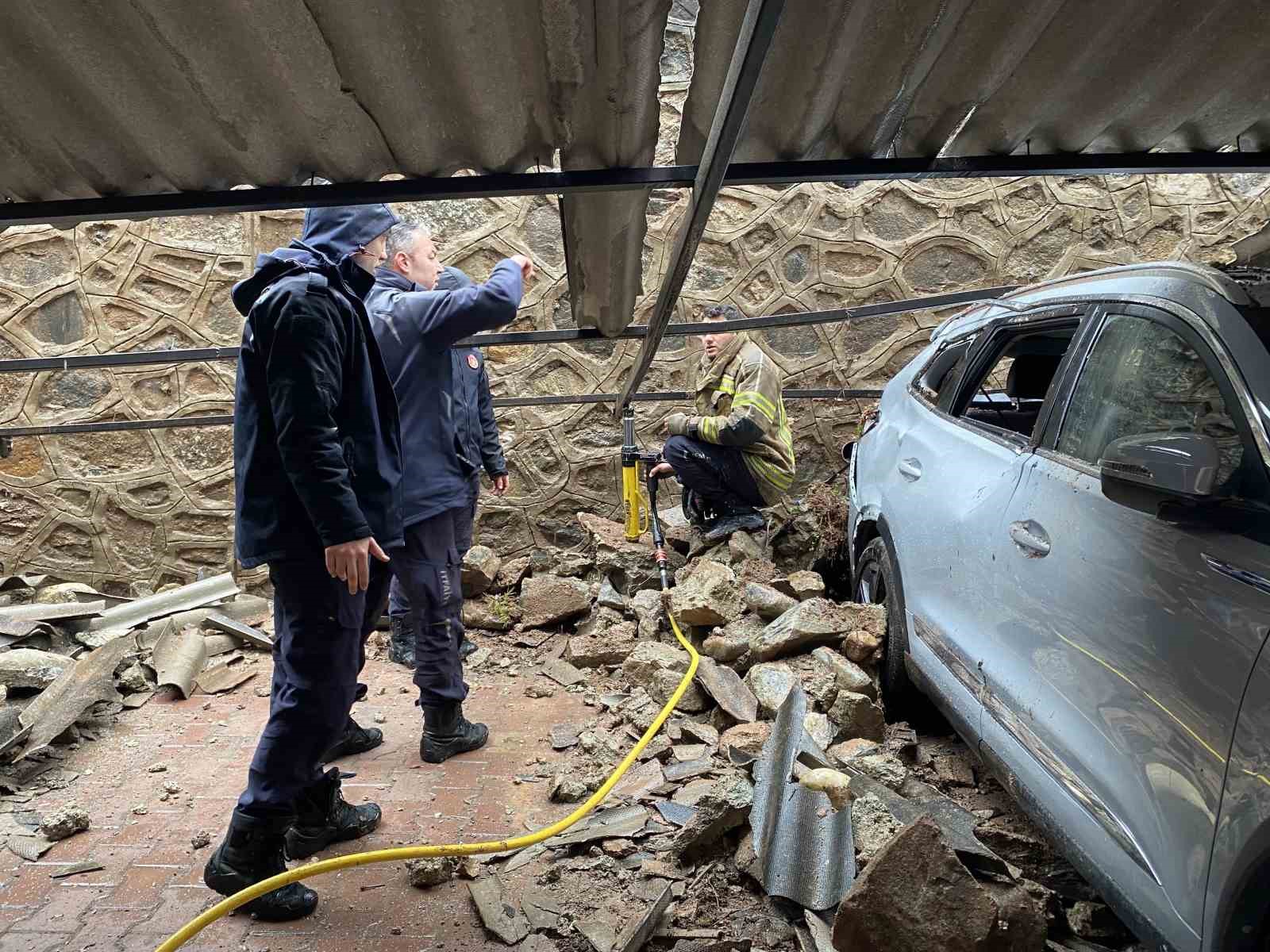 bursada yagisla istinat duvari coktu 3 luks otomobil zarar gordu 2 DmyA9kPs