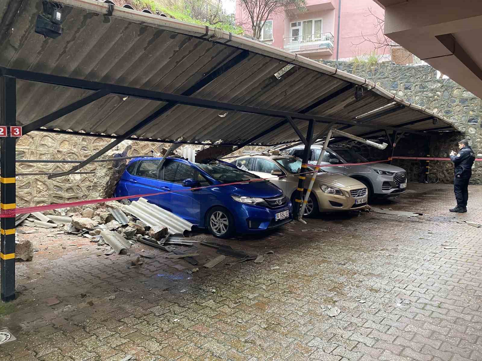 bursada yagisla istinat duvari coktu 3 luks otomobil zarar gordu 4 dhRRZW7u