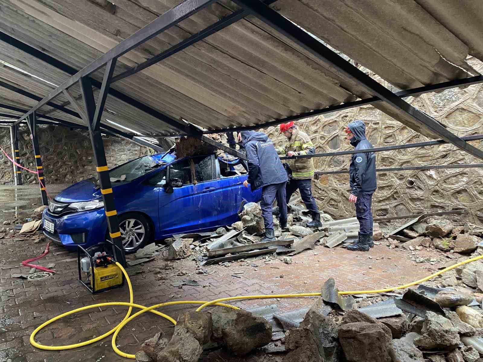 bursada yagisla istinat duvari coktu 3 luks otomobil zarar gordu 6