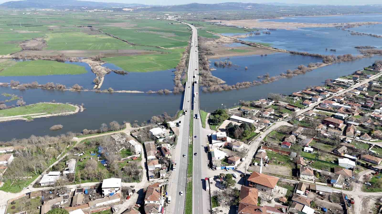 Bursa’da yağışlar göl seviyesini yükseltince evlerin bahçeleri sular altında kaldı 5 bursada yagislar gol seviyesini yukseltince evlerin bahceleri sular altinda kaldi 1 6vTePHz8