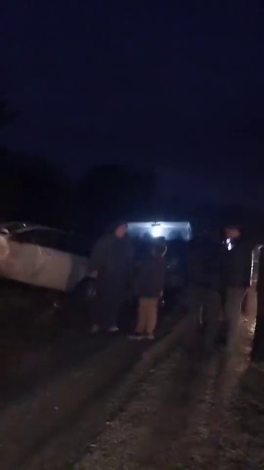 bursada yamactan kopan kayalar araclarin uzerine yagdi 1 5NyrJJc8