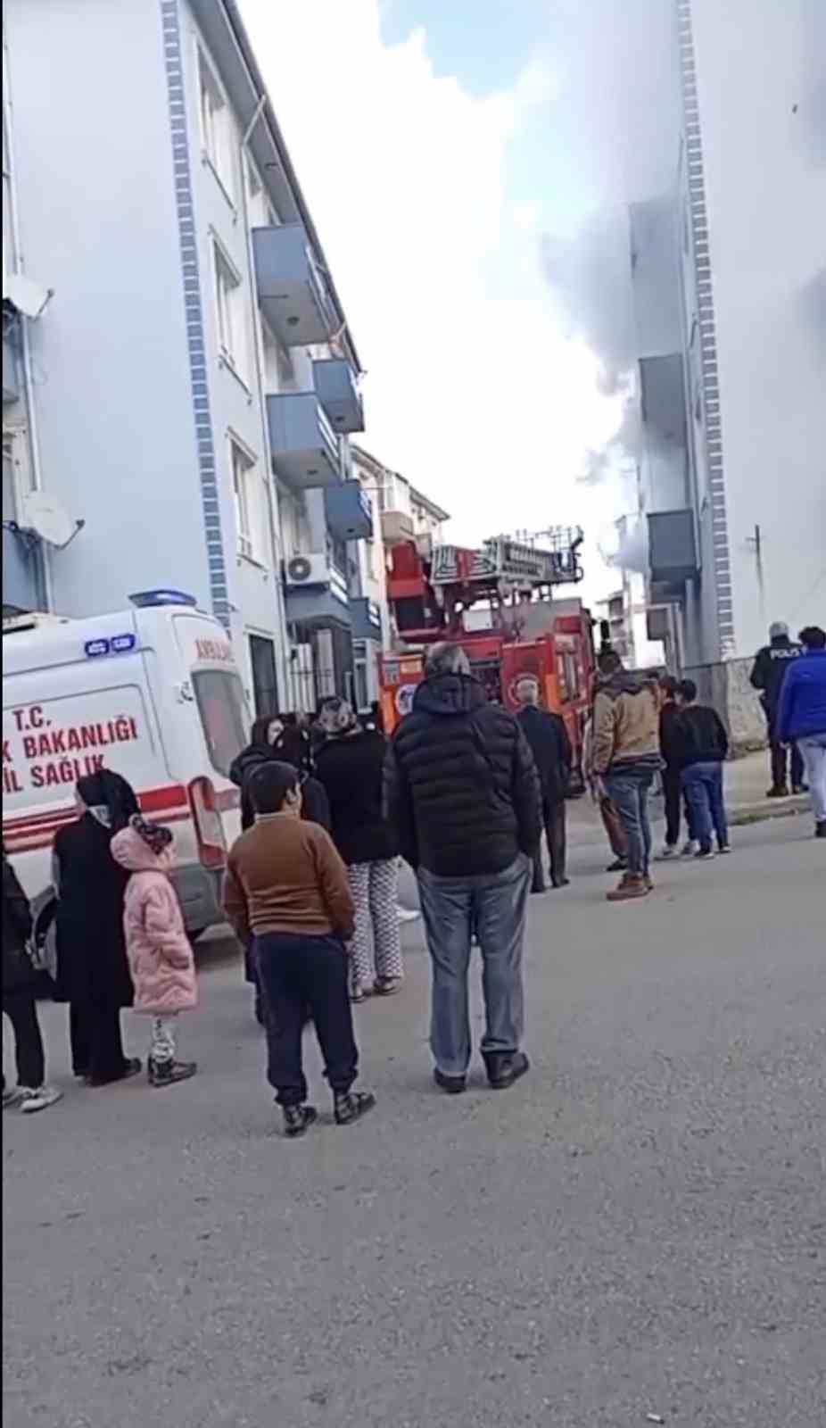 bursada yangin faciasiyatalak adam alev kapaninda kaldi 4 e3mAlb5c