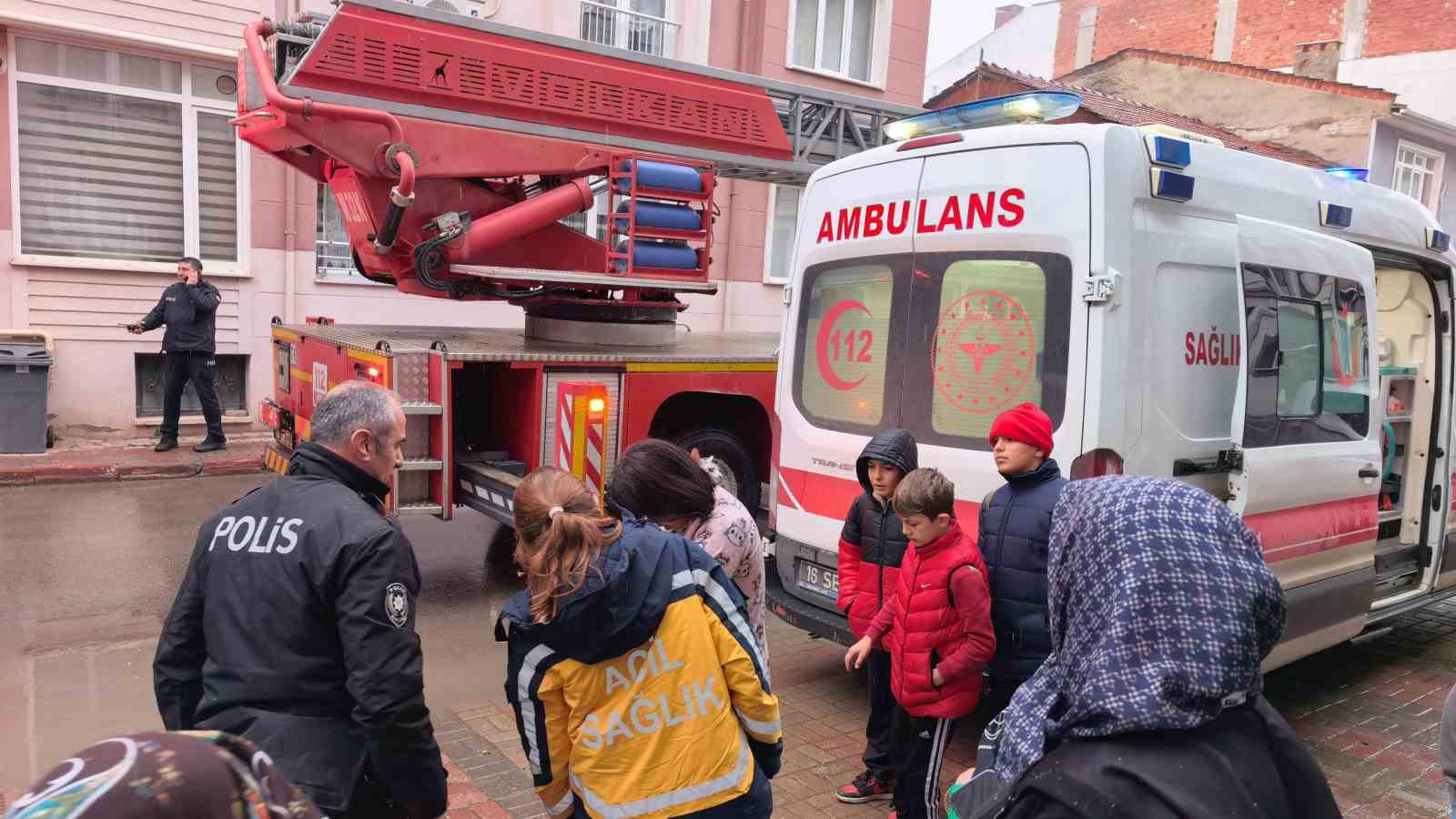 bursada yanginda can pazaricocuklar tahliye edildi kediler kurtarildi 0 y8DJnpFK