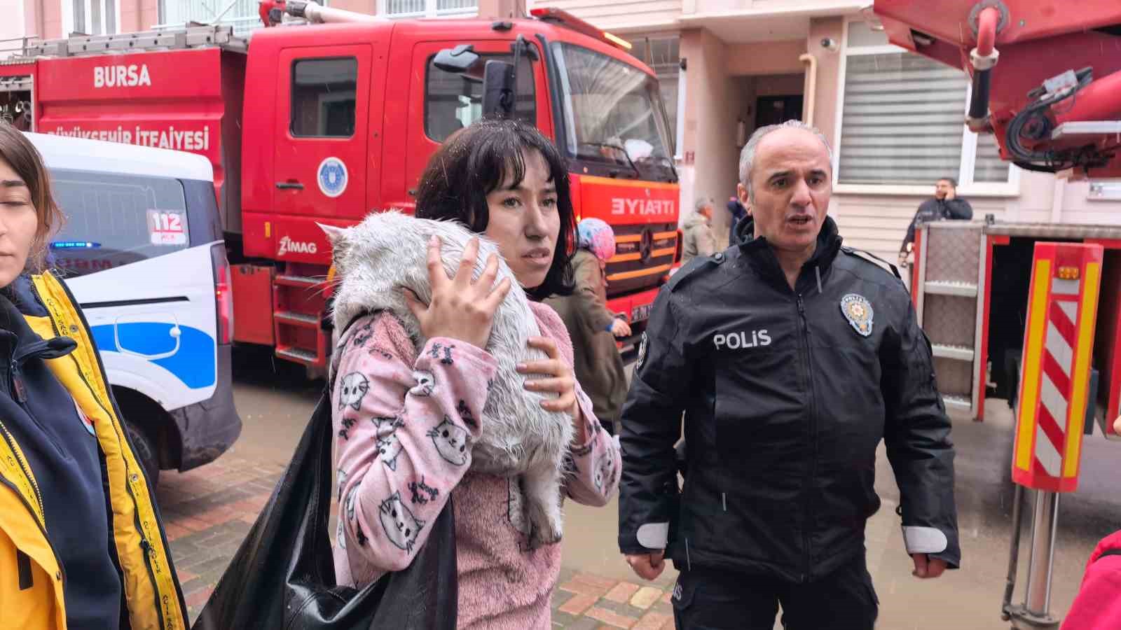bursada yanginda can pazaricocuklar tahliye edildi kediler kurtarildi 1 amUISUvf