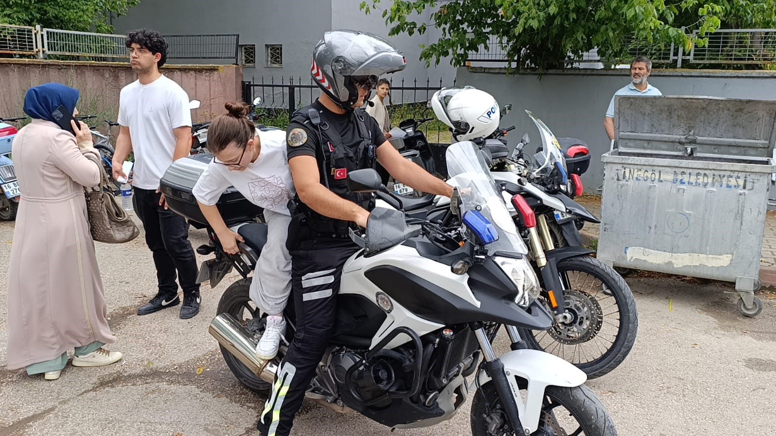 bursada yanlis okula gelen adaylarin yardimina polis kostu 0 jeiXGLNQ