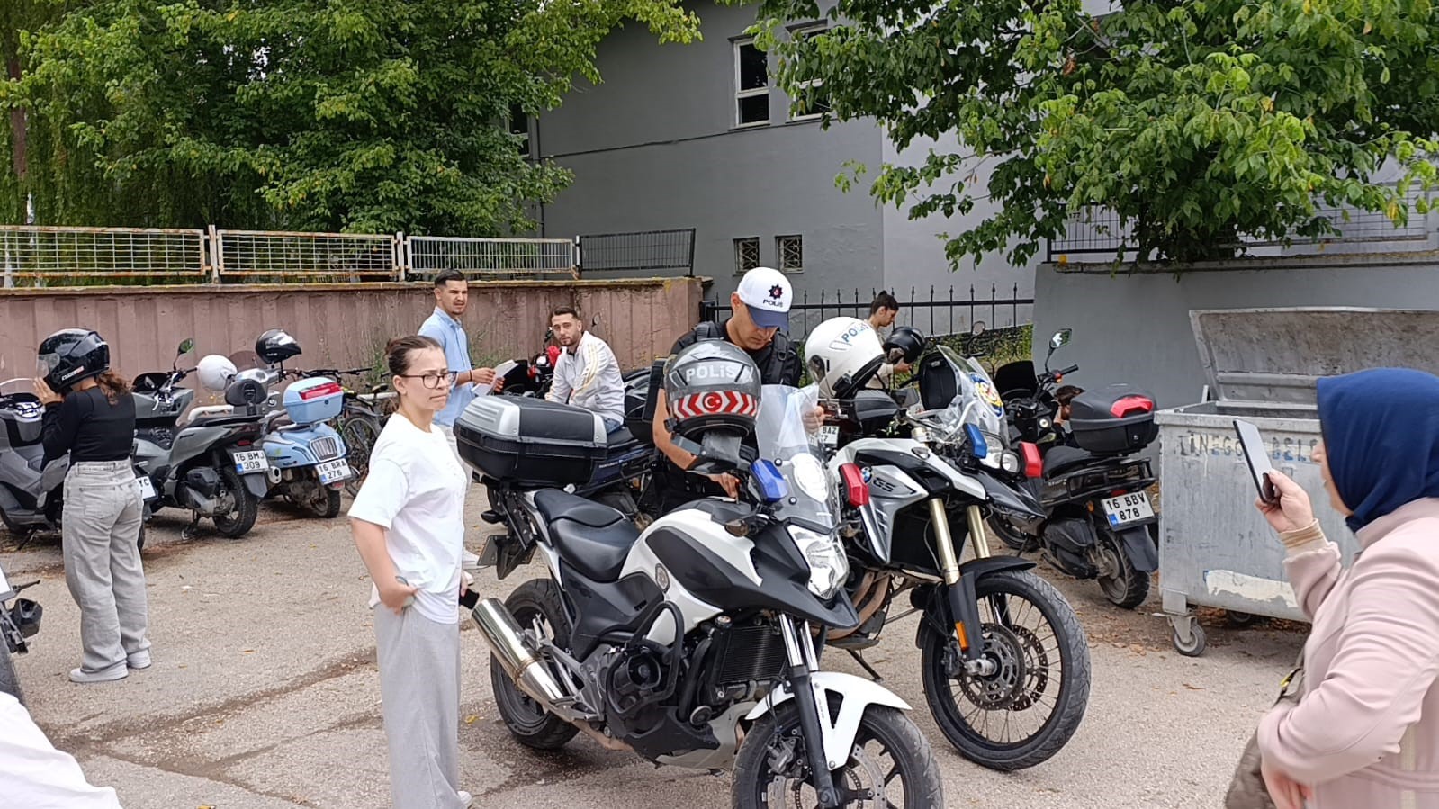 bursada yanlis okula gelen adaylarin yardimina polis kostu 1 XKD2kKc5