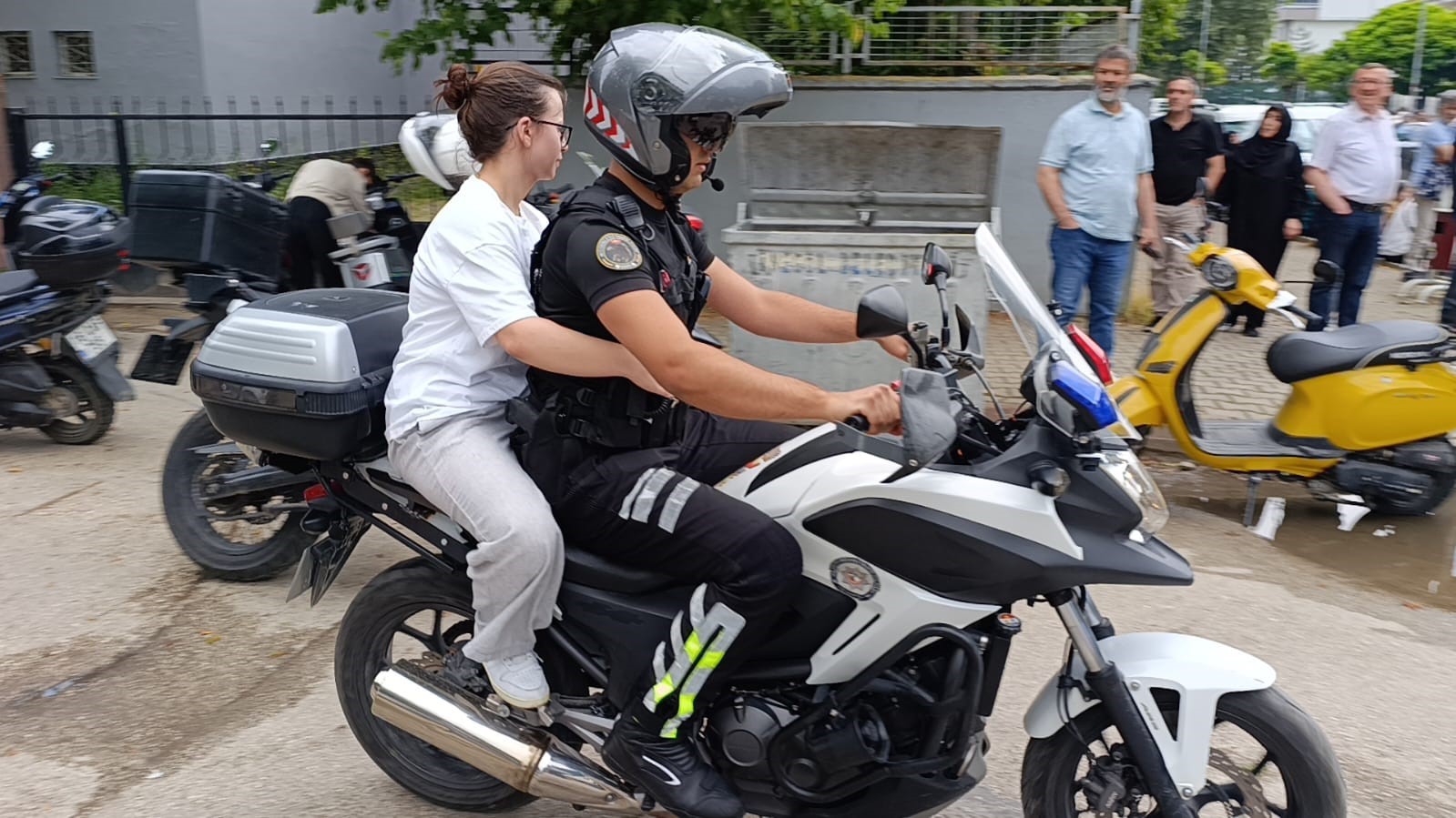 bursada yanlis okula gelen adaylarin yardimina polis kostu 2 zMqGgV9L