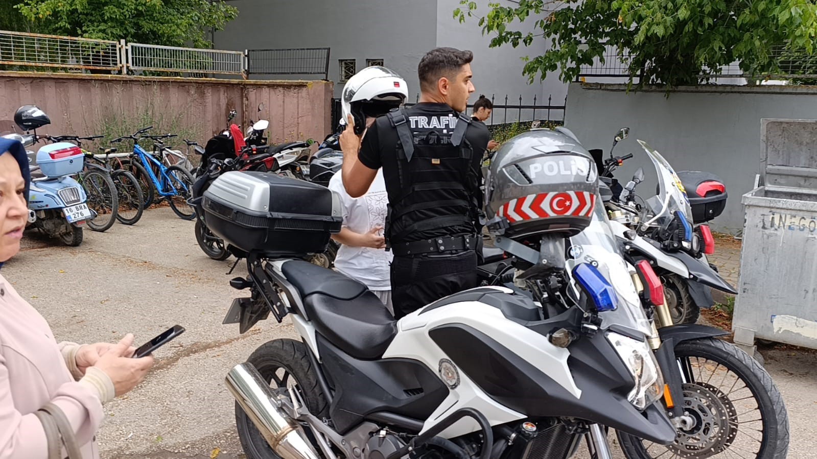 bursada yanlis okula gelen adaylarin yardimina polis kostu 3 XyHuO7c1
