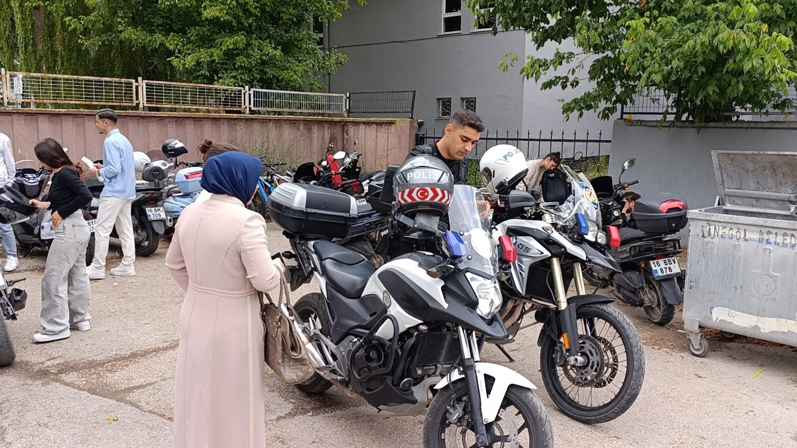 bursada yanlis okula gelen adaylarin yardimina polis kostu 4 ZdgMD7X6