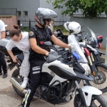 bursada-yanlis-okula-gelen-adaylarin-yardimina-polis-kostu-S3ukKFKV.jpg